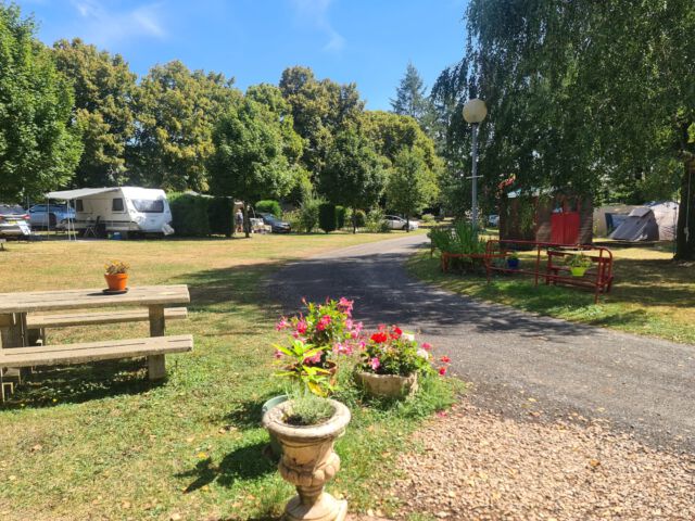 En de rust keer terug op de camping. De meeste festivalgangers weer richting huis of naar het volgende feest! Nu heerlijk genieten van de zon! Met vanavond natuurlijk weer pizza's! 🍕
Et le calme revient au camping. La plupart des festivaliers repartent chez eux ou se dirigent vers la prochaine fête ! Maintenant, profitez du soleil ! Et ce soir, bien sûr, encore des pizzas ! 🍕